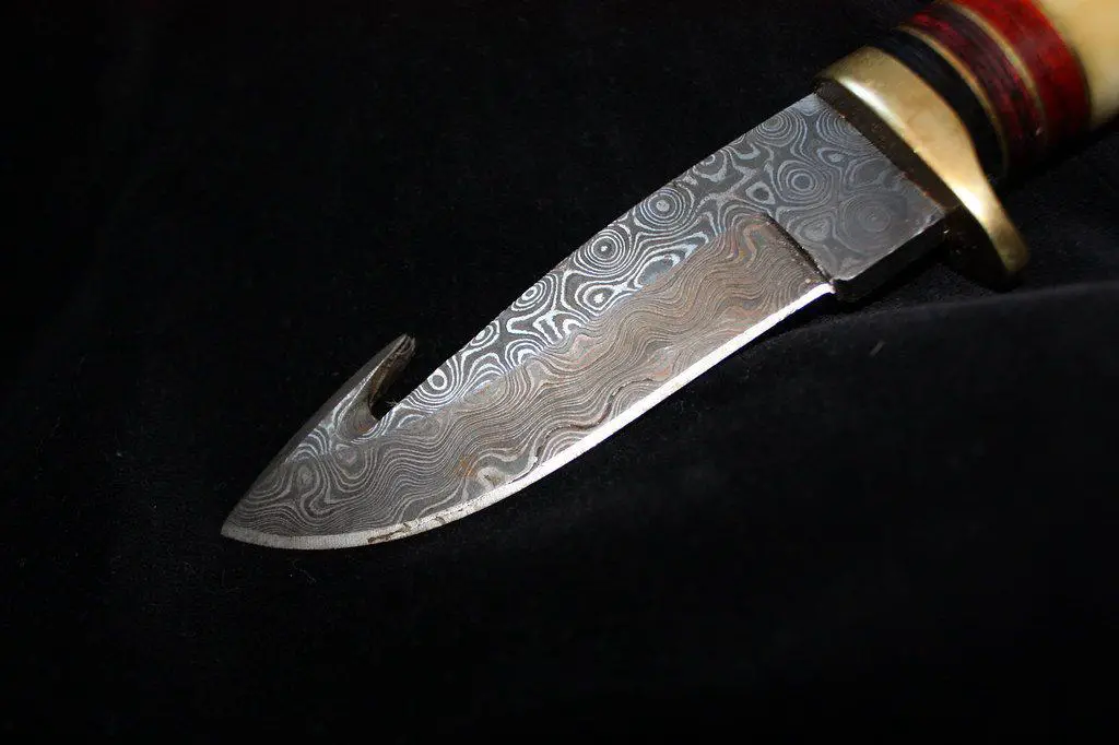 Damascus steel hunting knife